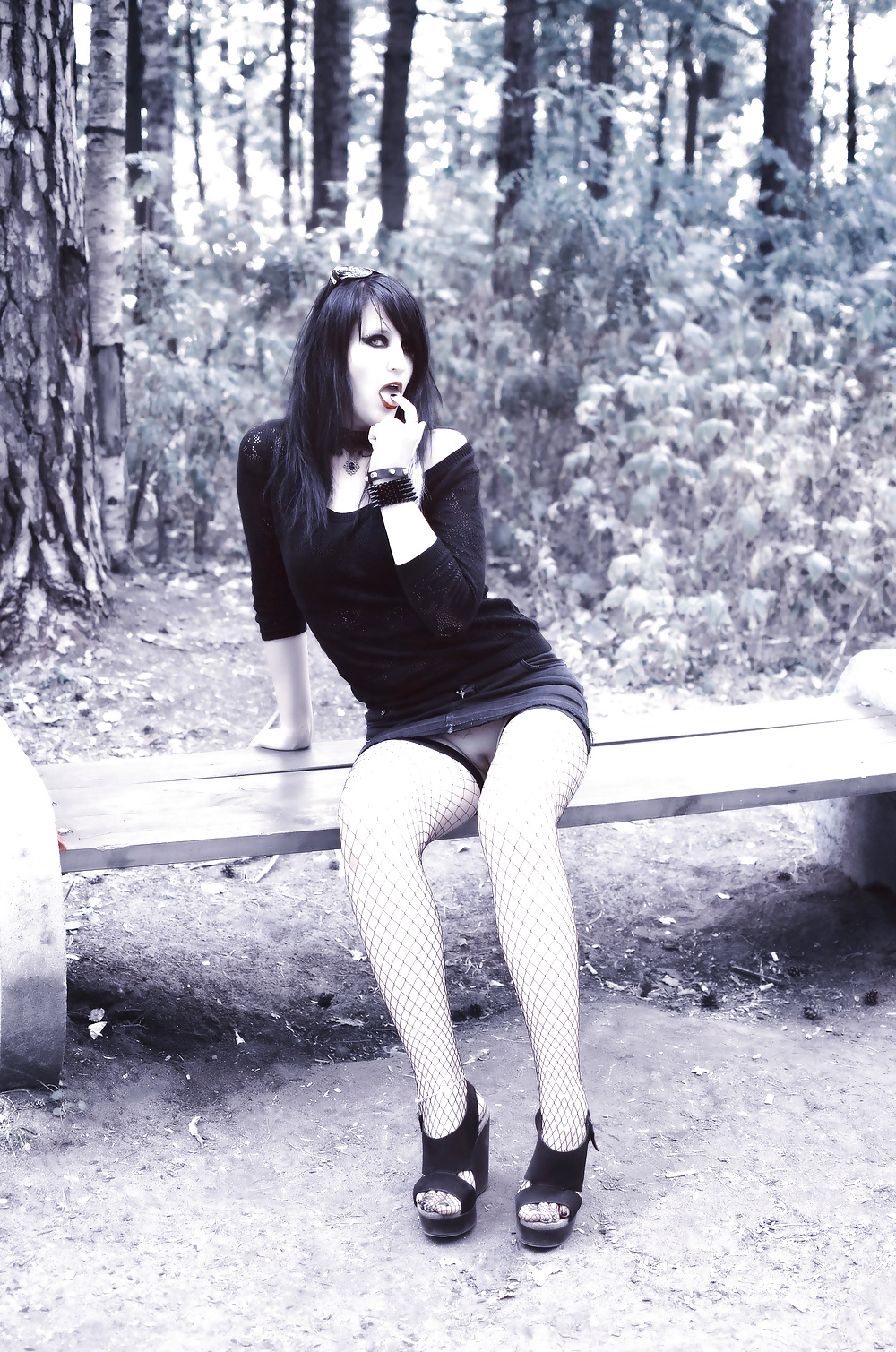 Goth Girl En Mini Jupe Sans Culotte #32741274