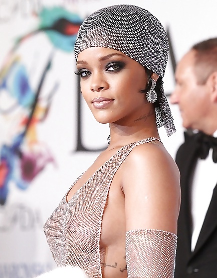 Rihanna mostra i capezzoli trasparenti 
 #34036972