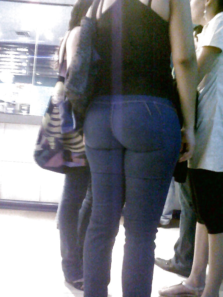 Chicas en pantalones ajustados 16
 #36157727