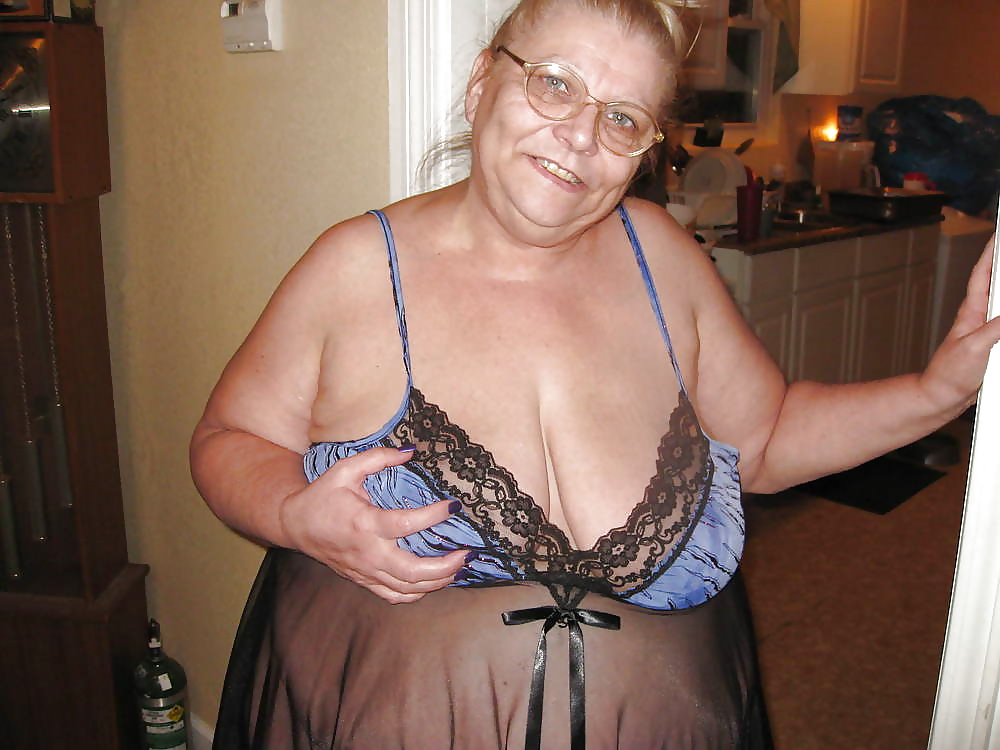 Todo en braless 102.
 #26963188