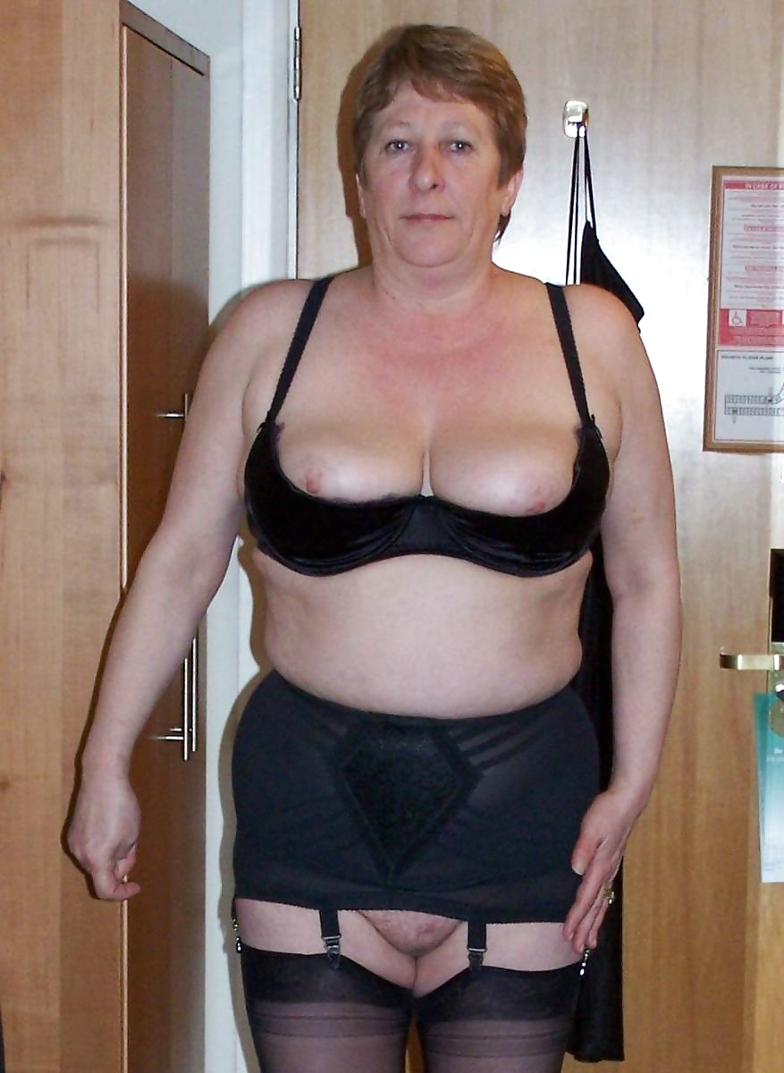 ¡Abuelita galán!
 #25501978