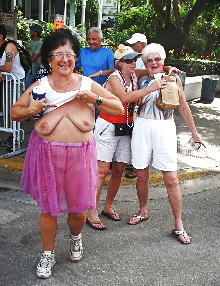 ¡Abuelita galán!
 #25502081