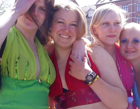 デンマークの十代の女性たち-205-206-カーニバルで触られた乳房のヌード 
 #29609144