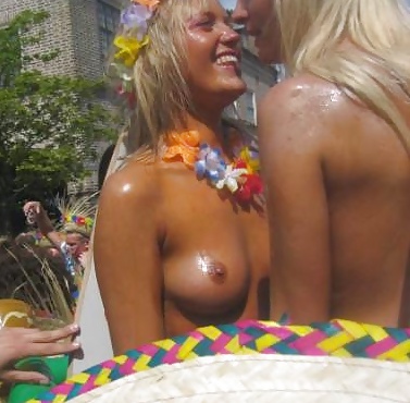 Giovani danesi & donne-205-206-nudi seni di carnevale toccati 
 #29609216