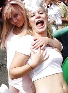 デンマークの十代の女性たち-205-206-カーニバルで触られた乳房のヌード 
 #29609450