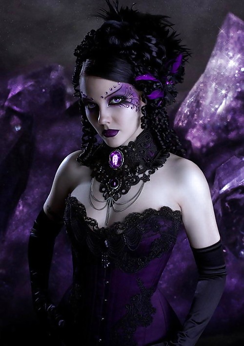 Tormenta perfecta - mujeres hermosas en púrpura - no porno
 #30187976