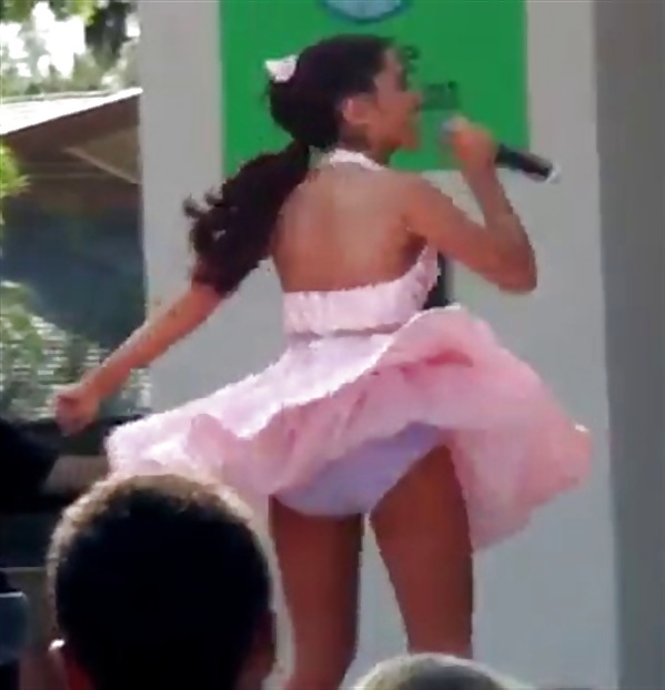 Ariana grande
 #26063144