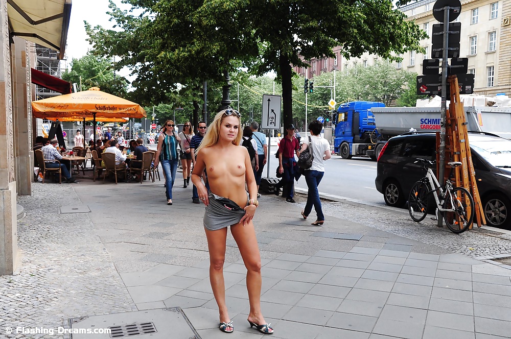 Desnudo público en Berlín 4
 #40037432