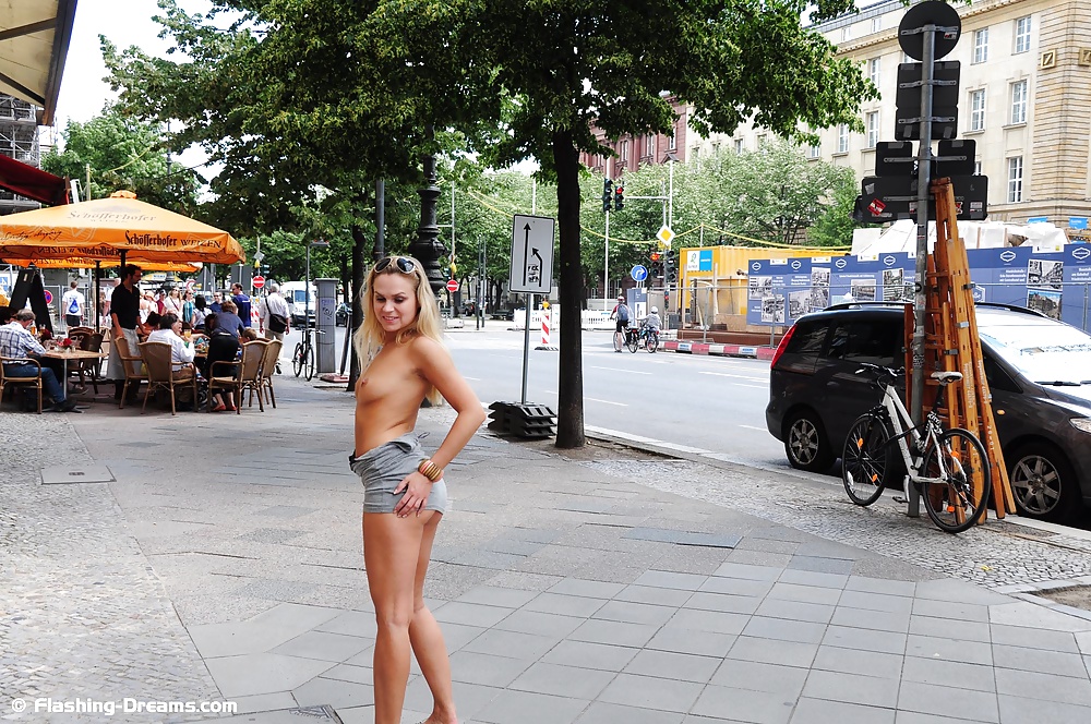 Desnudo público en Berlín 4
 #40037616
