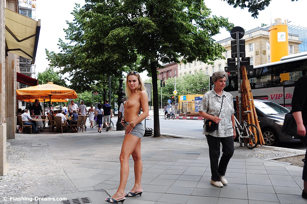 Desnudo público en Berlín 4
 #40037685