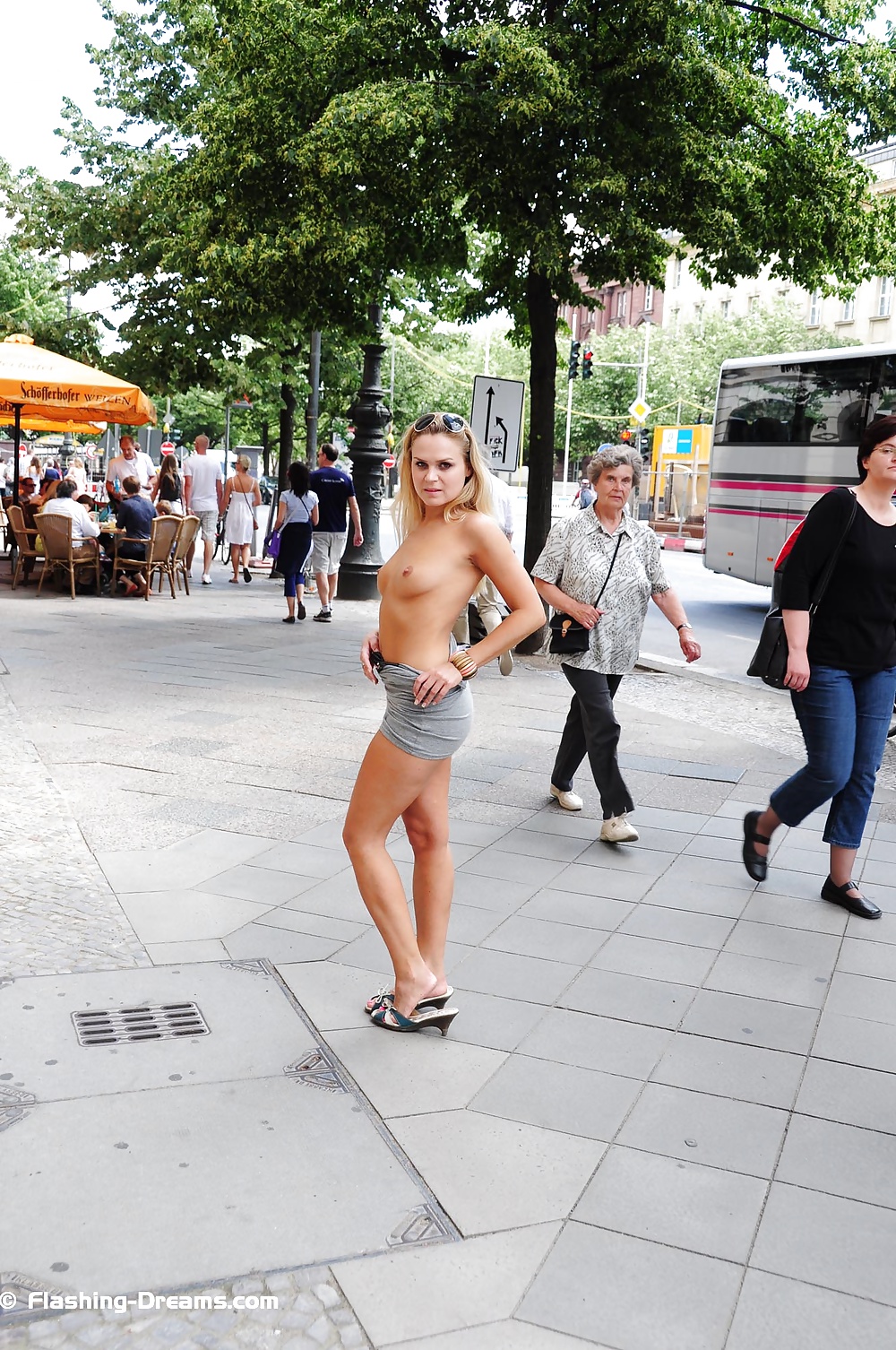 Desnudo público en Berlín 4
 #40037693