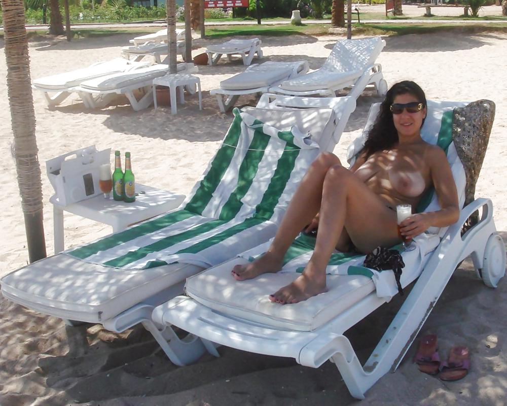 Milf amatoriale bruna sexy in posa sulla spiaggia e al chiuso
 #37138302