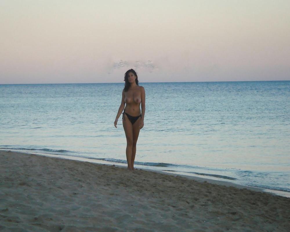 Sexy Brünette Amateur MILF Posiert Am Strand Und In Innenräumen #37138304