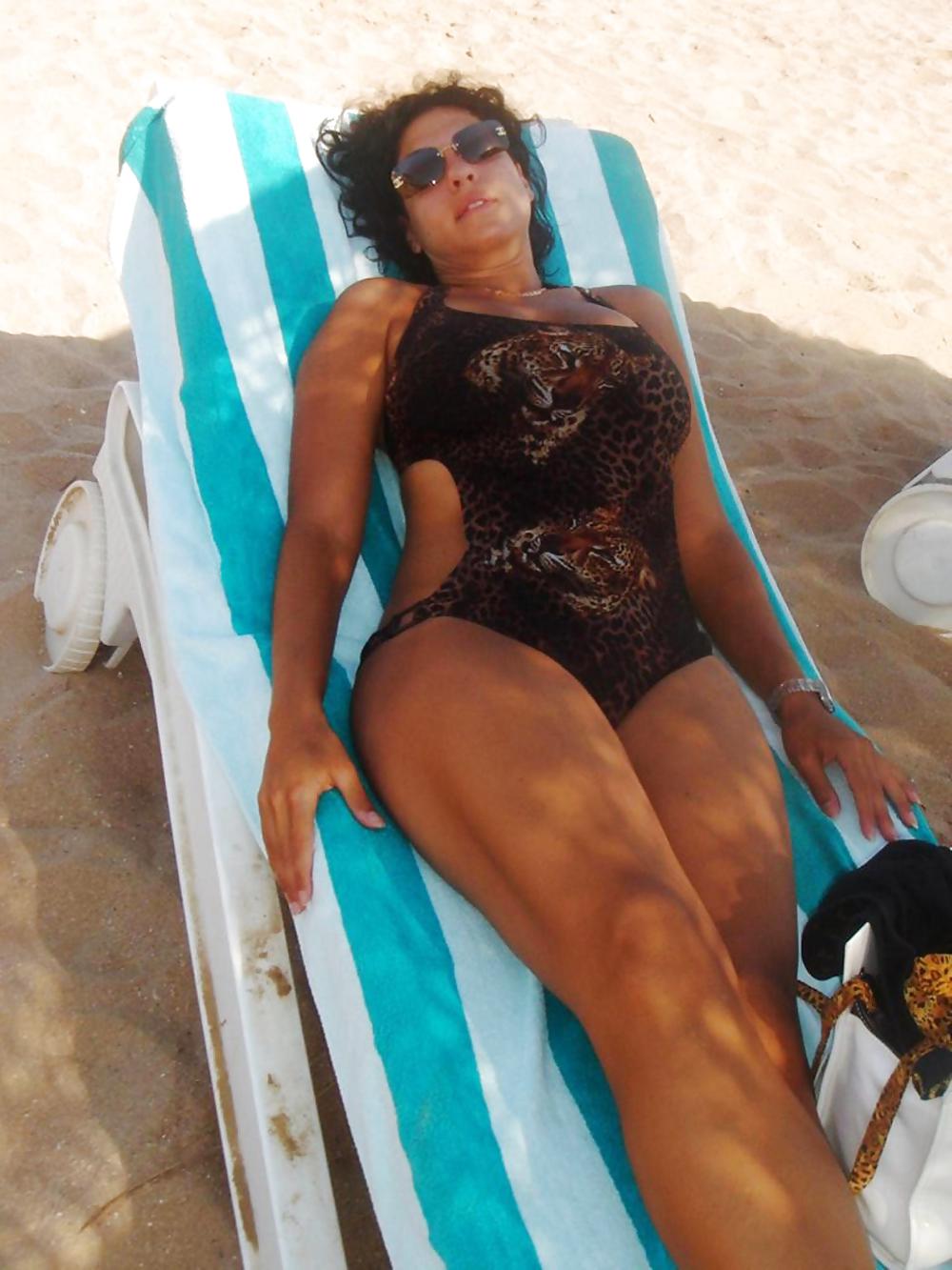 Sexy Brünette Amateur MILF Posiert Am Strand Und In Innenräumen #37138370