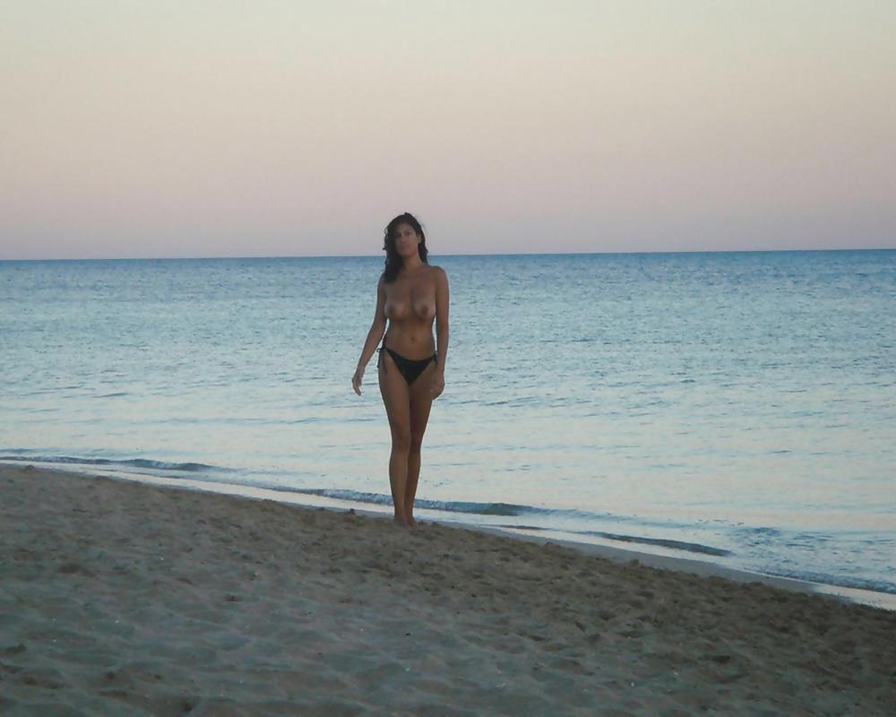 Sexy Brünette Amateur MILF Posiert Am Strand Und In Innenräumen #37138387