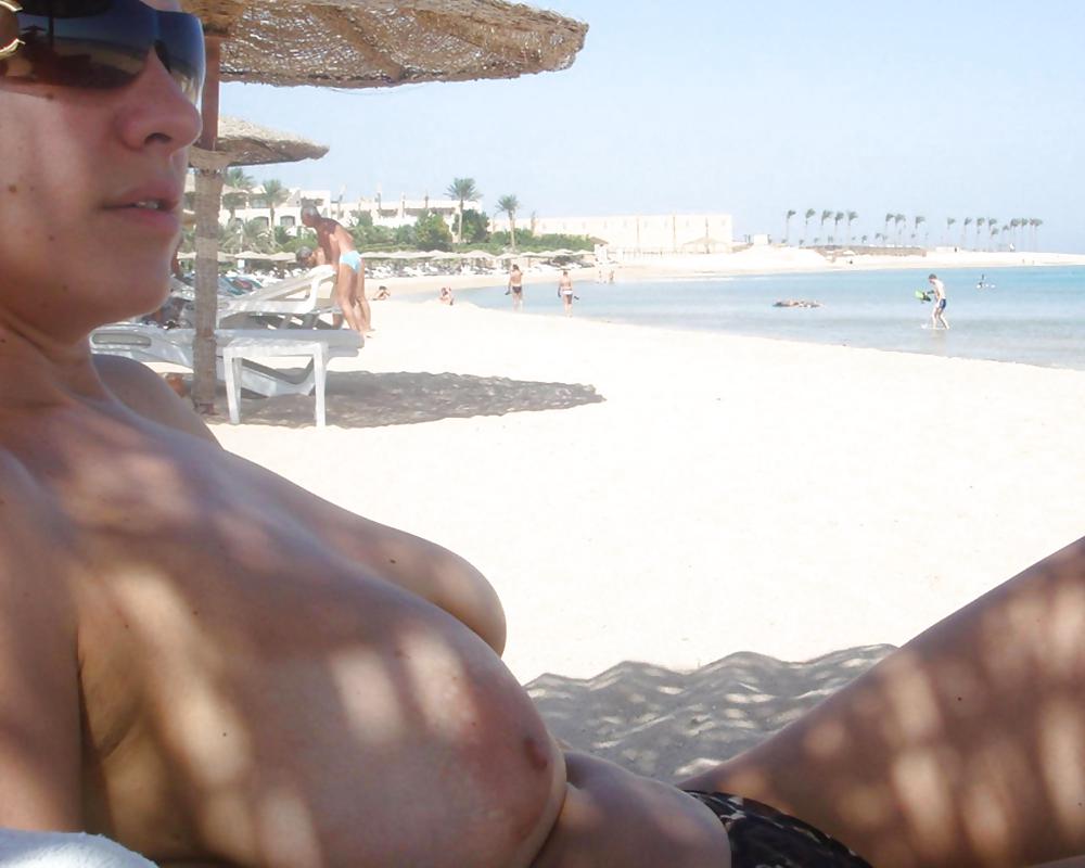 Sexy Brünette Amateur MILF Posiert Am Strand Und In Innenräumen #37138389