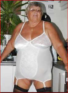Nonna grassa e sexy
 #40107966