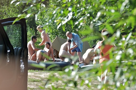 Russische Nudisten Haben Spaß Im Wald #35415376