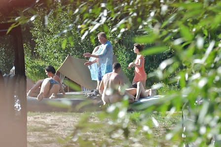 Russische Nudisten Haben Spaß Im Wald #35415380