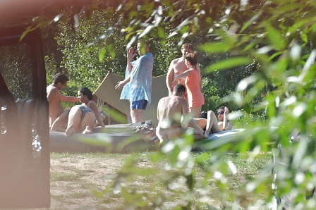 I nudisti russi si divertono nella foresta
 #35415383