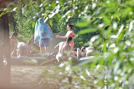 I nudisti russi si divertono nella foresta
 #35415390