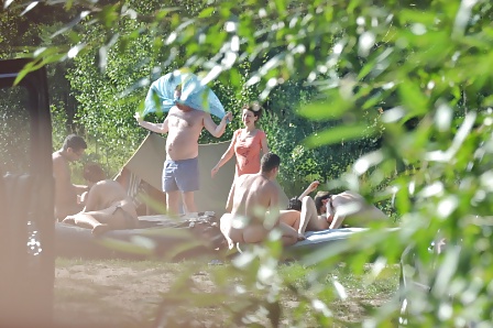 Russische Nudisten Haben Spaß Im Wald #35415392