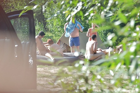 Russische Nudisten Haben Spaß Im Wald #35415398