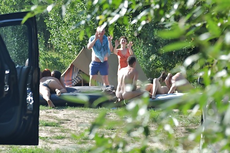 Russische Nudisten Haben Spaß Im Wald #35415407