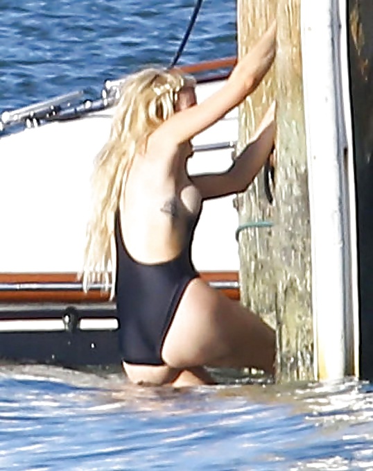 Ellie Goulding bikini + boobs  #26000980