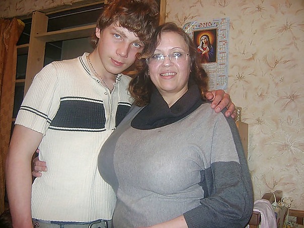 ロシアの成熟したママとその大人の少年たち！アマチュアです。
 #35918272