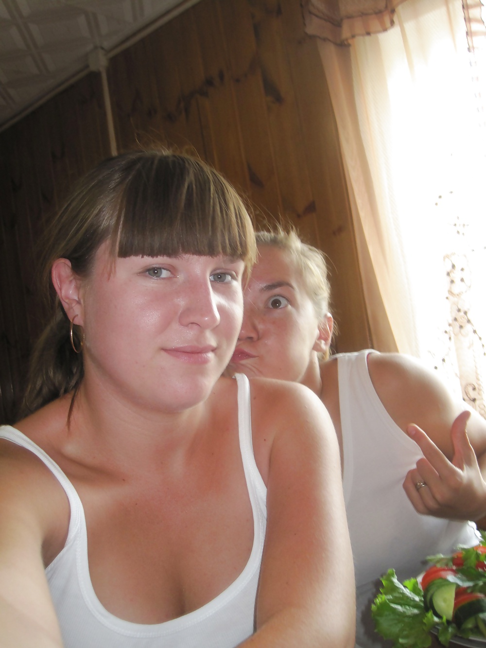 Hermosas chicas rusas en el baño
 #40992541