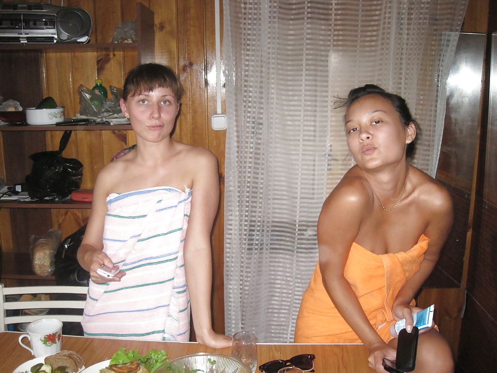 Hermosas chicas rusas en el baño
 #40992650