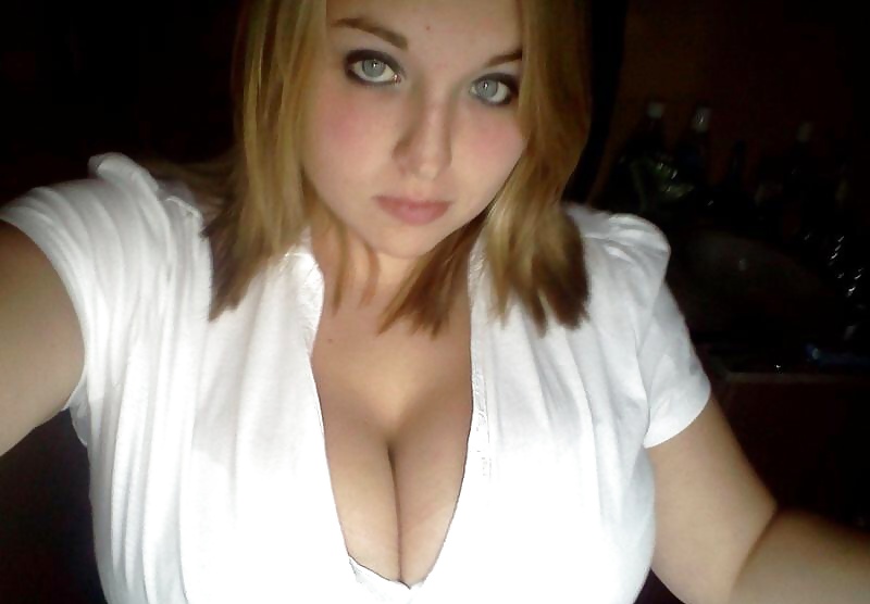 White girl has HUGE HUGE TITTIES - WOW #25329054