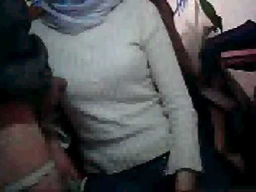 Hijab webcam árabe en la oficina lleva egipcio o turco jilbab
 #36234227