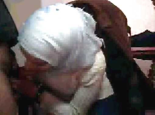Hijab webcam árabe en la oficina lleva egipcio o turco jilbab
 #36234238