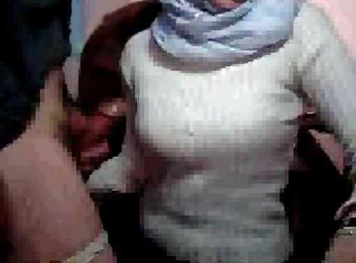Hijab webcam árabe en la oficina lleva egipcio o turco jilbab
 #36234257
