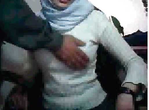 Hijab webcam árabe en la oficina lleva egipcio o turco jilbab
 #36234282