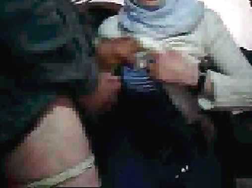 Hijab webcam árabe en la oficina lleva egipcio o turco jilbab
 #36234306