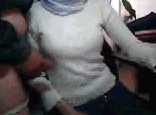 Hijab webcam árabe en la oficina lleva egipcio o turco jilbab
 #36234318