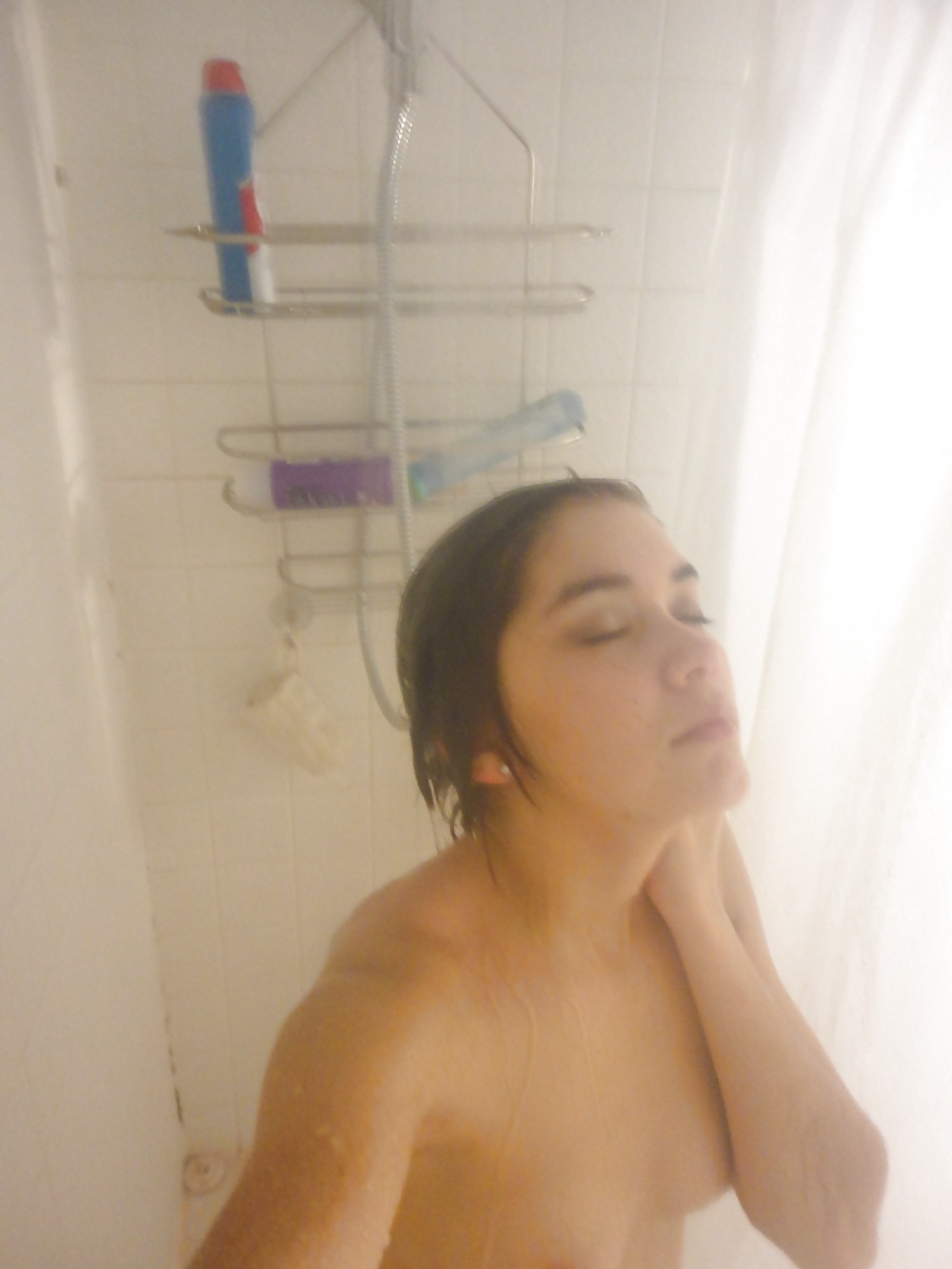 シャワーを浴びる可愛い女の子（素人
 #29176916