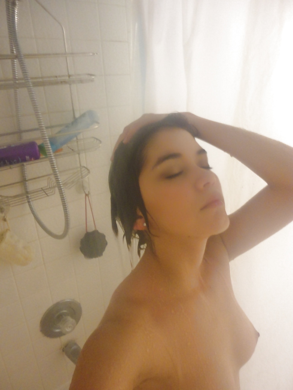 シャワーを浴びる可愛い女の子（素人
 #29176923