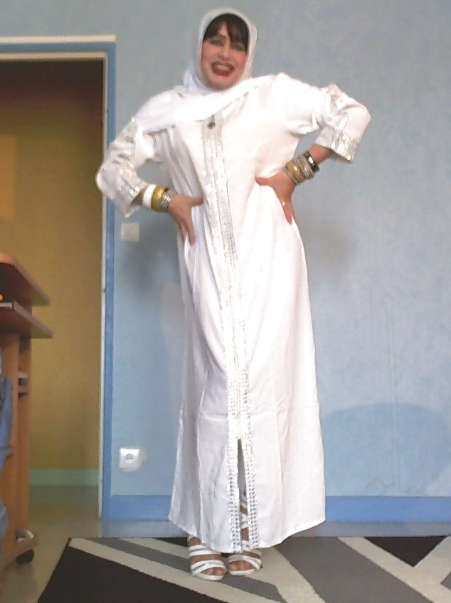 Hündin Muslima In Hijeb #33346097