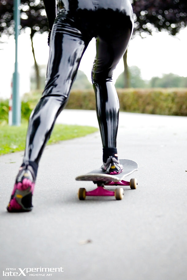 Rubia en látex negro skateboarding con vibram cinco dedos
 #35398073