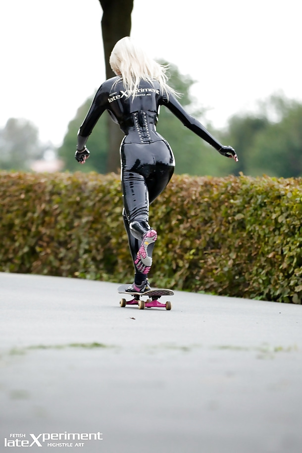 Rubia en látex negro skateboarding con vibram cinco dedos
 #35398075