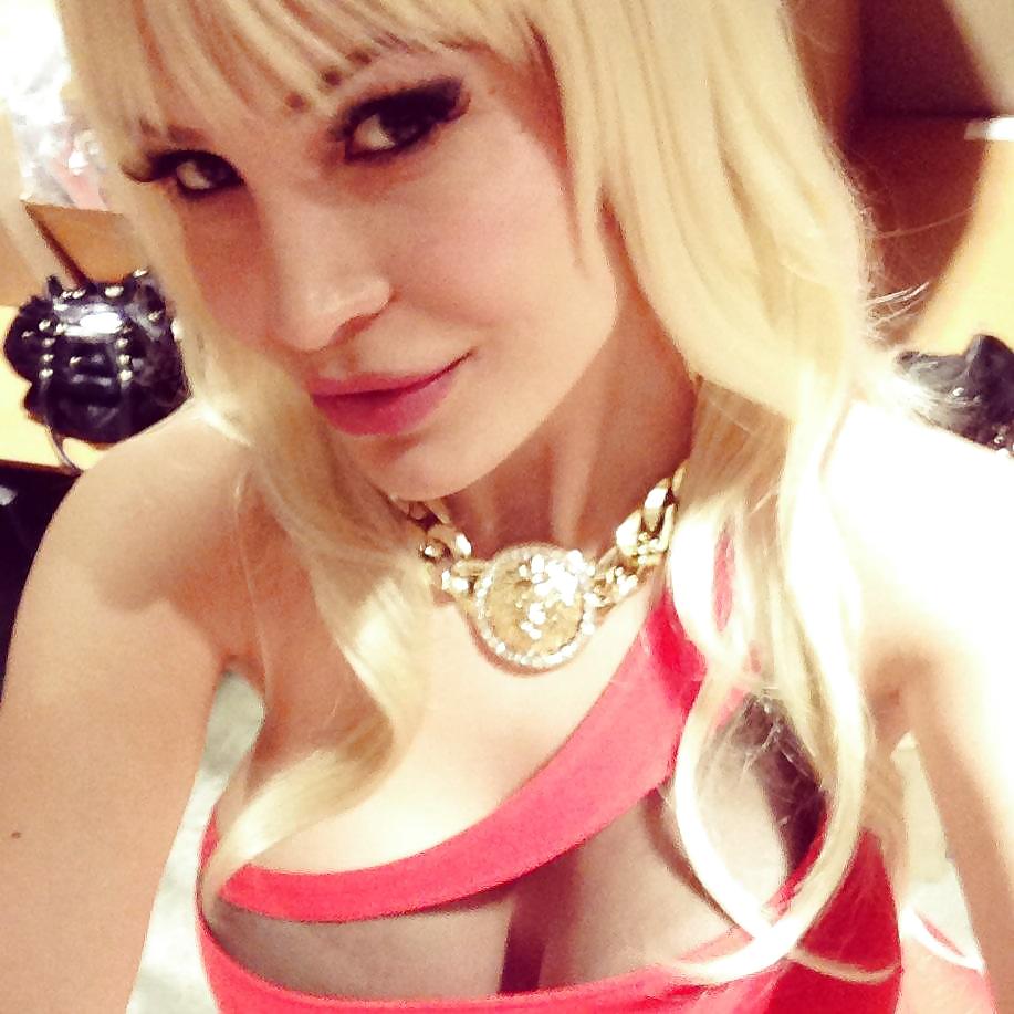 Bimbo of the highest quality.  #24705901