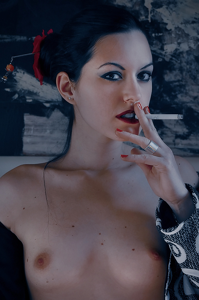 Babes Fumeurs - Beaux Seins Et Seins Savoureux #34202986
