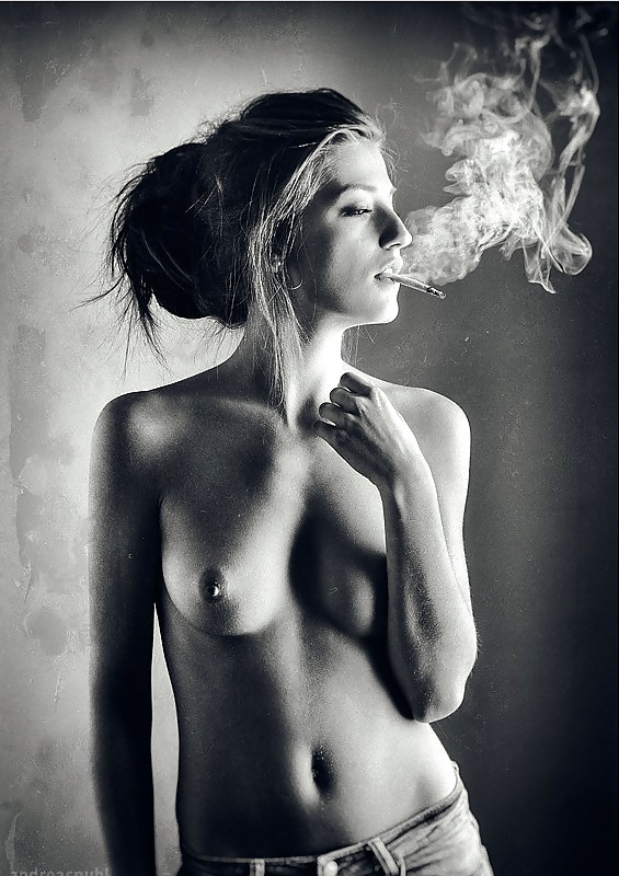 Babes Fumeurs - Beaux Seins Et Seins Savoureux #34203083