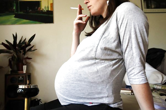 Feticcio di mamma fumatrice incinta
 #28487162