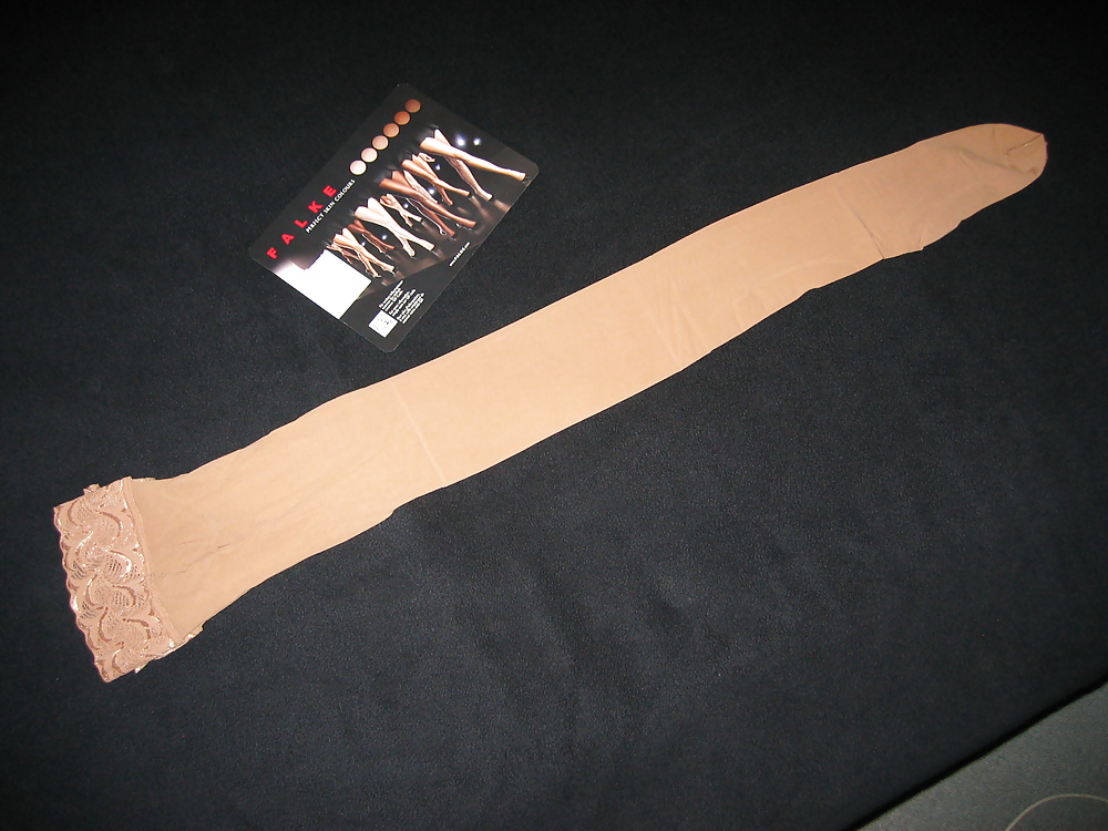 Unpacking of Falke Senstion 20 seamless Pantyhose #25535083