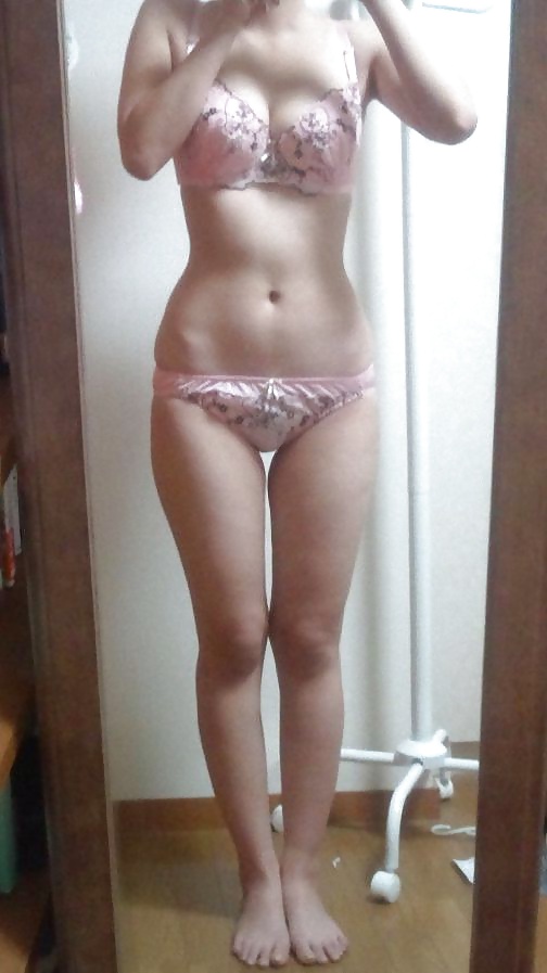 Chica japonesa desnuda en casa
 #39425390